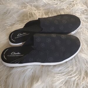 Clarks Cloudsteppers Black Slip-Ons Size 9